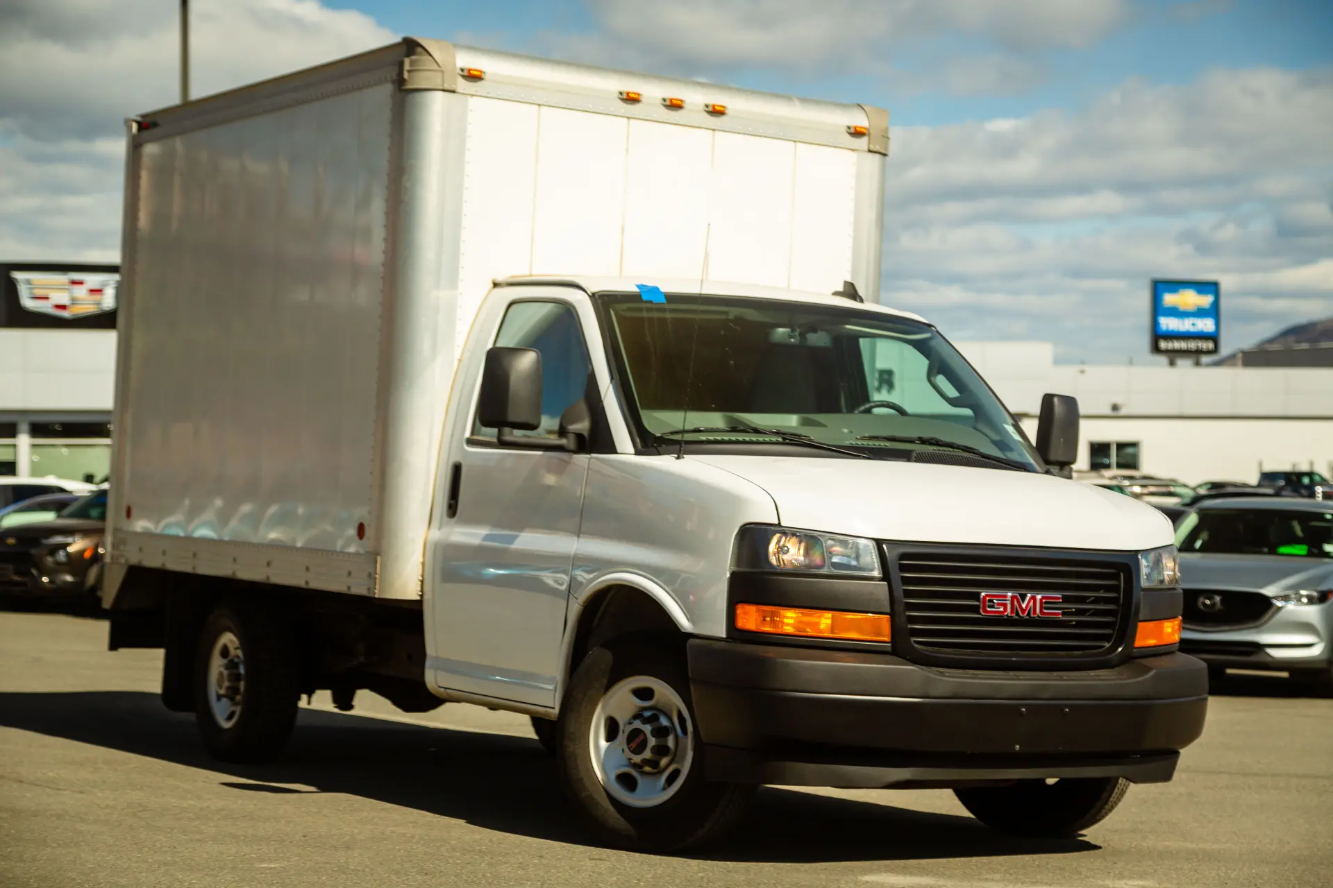 2023 GMC Savana Commercial Cutaway — photo 1