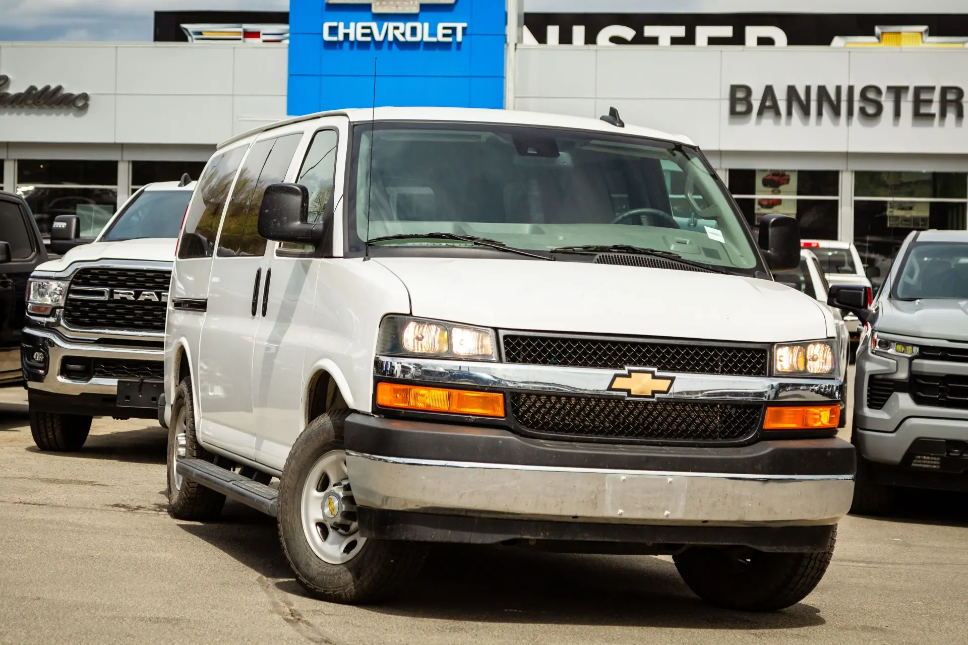 2024 Chevrolet Express Passenger LT — photo 1